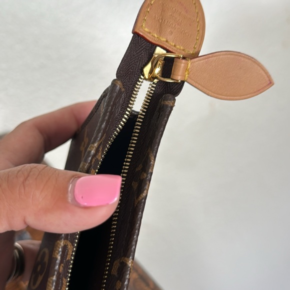 Authentic Monogram Toiletry Pouch on chain insert. Microchipped! Toiletry 15 - Picture 12 of 17